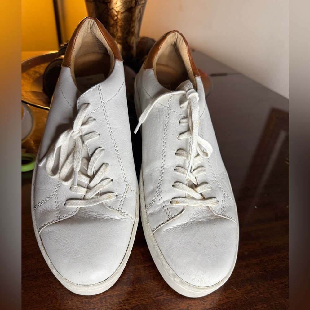 Born Men’s White Leather Sneakers Size 10M – Classic Comfort Casual Shoes